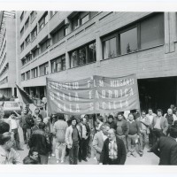 Manifestazione di fronte alla sede della Regione in Viale Silvani, 28 aprile 1983. Archivio fotografico Fiom-Cgil Bologna