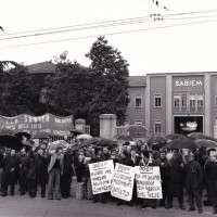 Contratto “76”. Picchetti alla Sabiem e alla Calzoni, 29 aprile 1976. Archivio fotografico Fiom-Cgil Bologna.