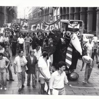 Manifestazioni per i contratti nazionali delle zone Casalecchio e S. Viola davanti alla sede di RAI 3, 7 luglio 1982. Archivio fotografico Fiom-Cgil Bologna.