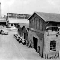 Stabilimento di Santa Viola, cortile lato entrata, anni '30. Museo del Patrimonio Industriale, archivio fotografico.