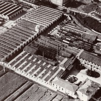 Veduta delle Officine di Casaralta negli anni ’40. A destar, in basso Via Ferrarese
Da: Officine di Casaralta, s.l., s.d