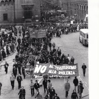 Manifestazione per il C.C.N. in Piazza Nettuno, 15 marzo 1979. Archivio fotografico Fiom-Cgil Bologna.