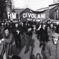 Picchetto presso l’Associazione degli Industriali per il C.C.N.L, 6 marzo 1979. Archivio fotografico Fiom-Cgil Bologna.