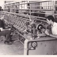 Fasi del montaggio di una filatrice destinata ad una azienda di Hannover, 8 agosto 1963. Archivio fotografico Cgil Imola