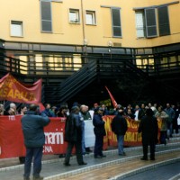 Presidio lavoratori Casaralta-Bredamenarinibus presso sede INAIL per il riconoscimento esposizione amianto, 1997, Bologna, Archivio fotografico Fiom Bologna.
