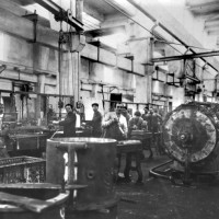 Stabilimento di Santa Viola, reparto aggiustatori, anni '30. Museo del Patrimonio Industriale, archivio fotografico.