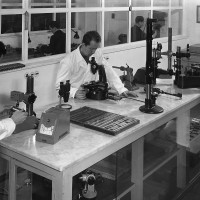 Misurazioni di precisione, anni ’60. Museo del Patrimonio Industriale, fondo Minganti