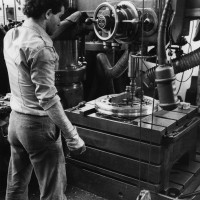 Operazione di foratura, 1979. Archivio fotografico Fiom-Cgil Bologna