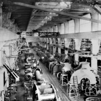 Stabilimento di Santa Viola, reparto montaggio, anni '30. Museo del Patrimonio Industriale, archivio fotografico.